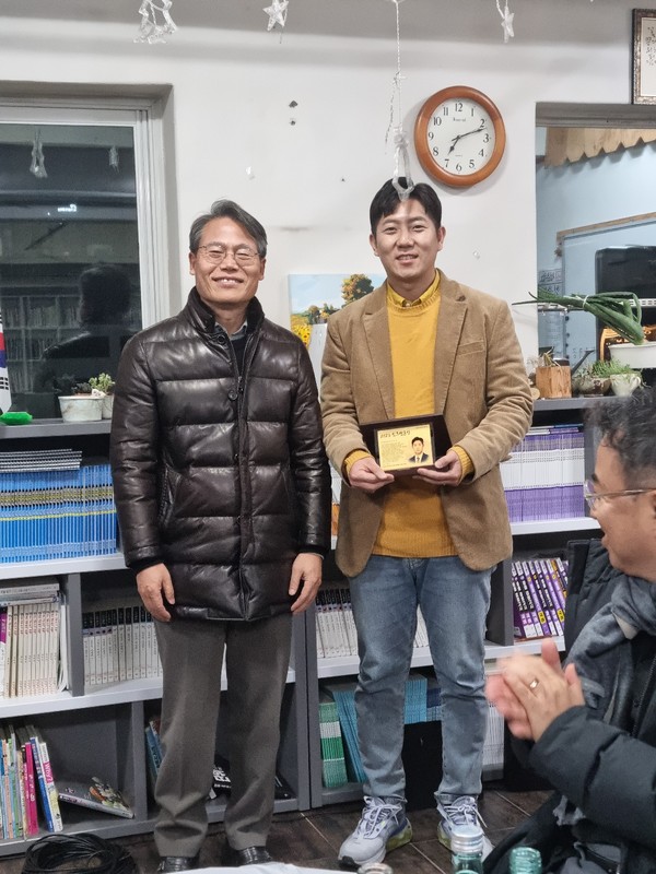 (왼쪽부터 대전충남민언련 이문희 공동대표, KBS대전방송총국 박연선 기자)