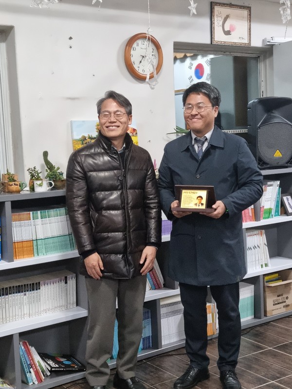 (왼쪽부터 대전충남민언련 이문희 공동대표, KBS대전방송총국 정재훈 기자)